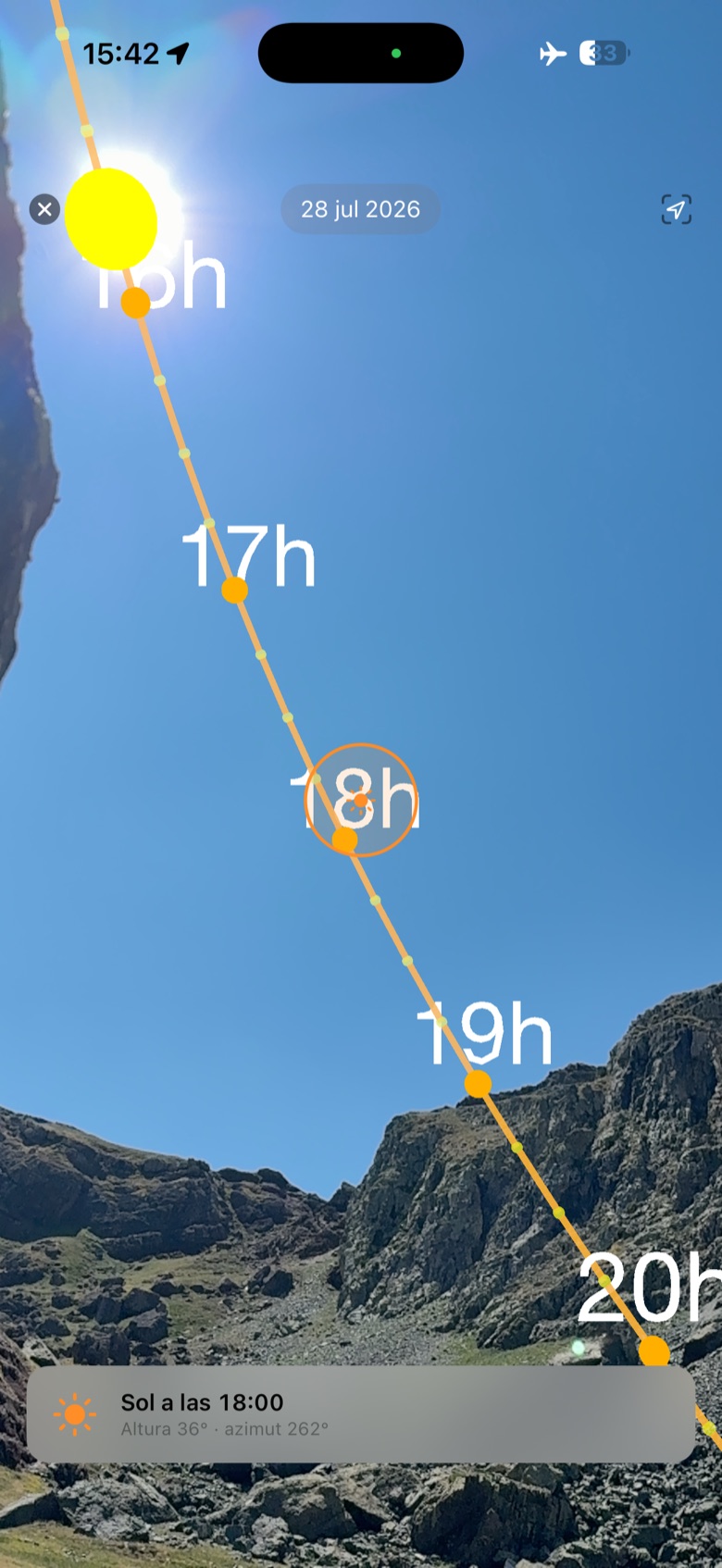 AR Sol en Cordada: la trayectoria del sol dibujada sobre el cielo real del Pirineo, con marcas en las 17h, 18h, 19h y 20h y la lectura 'Sol a las 18:00, altura 36°, azimut 262°'