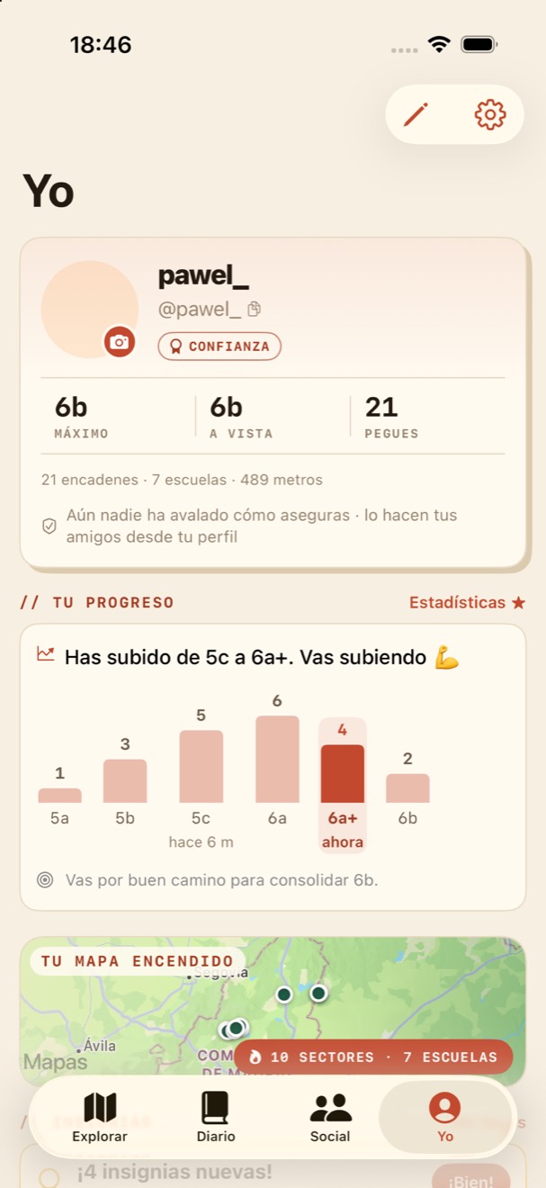 La pestaña «Yo» de Cordada: ficha de escalador, mapa encendido, pirámide de grados e insignias.